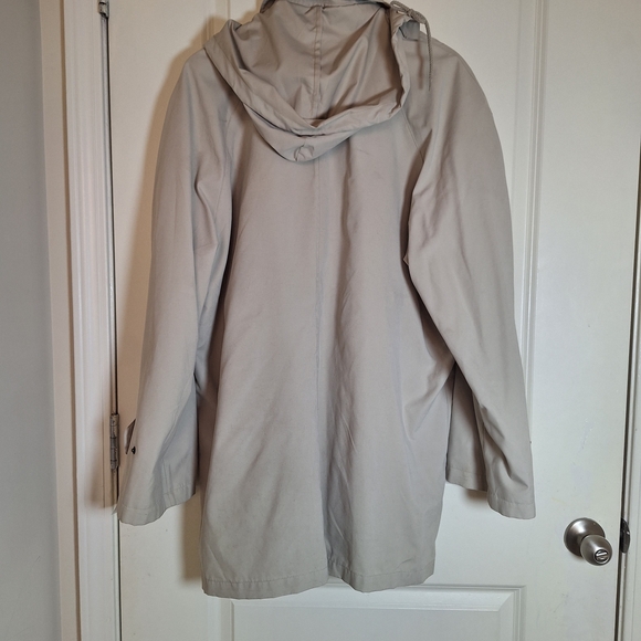 Orvis Men's Hooded Raincoat in Beige - Picture 3 of 6
